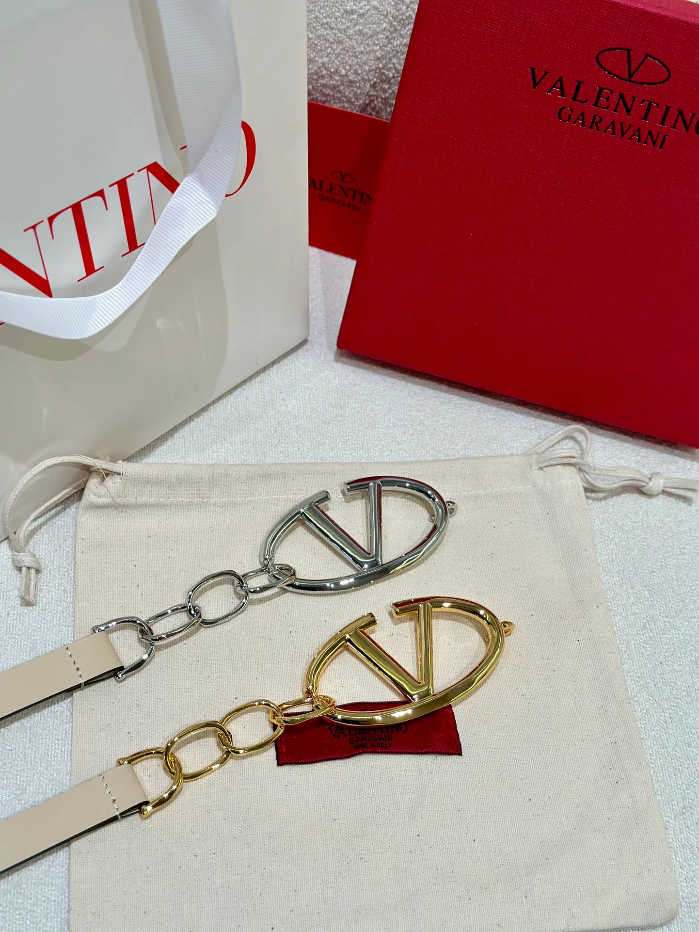 💰520💰Full set of packaging💰 💍Valentino, genuine grade, real shot of large goods‼ ️ Chain waist chain, brick buckle, with super chic feel, retro fork looks elegant, fashionable and individual! It's really smart and cute. It can be worn on the upper body to perfectly modify the figure. It's a must-have for fashion. ZP customization. The same brass material as the counter. Code number: 75.80.85.90.95