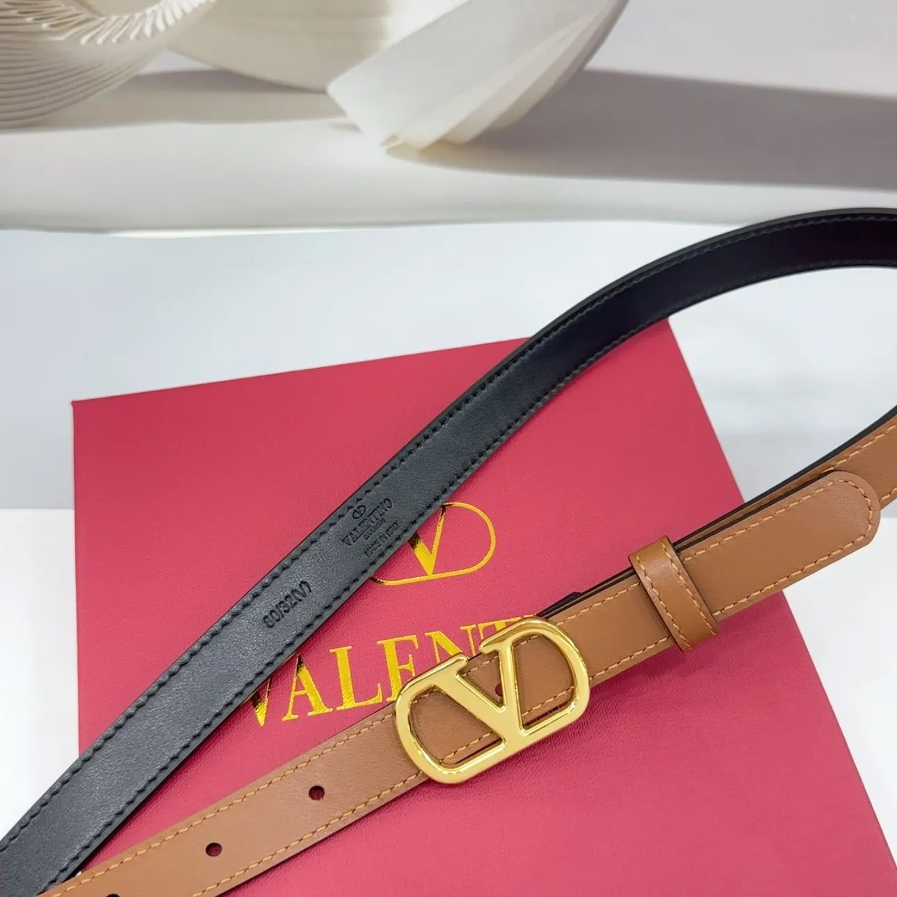 💰460💰Full package💰 💍Purchasing-grade Valentino belt ⚡️Width 2.0cm, double-sided first-layer cowhide leather ⚡️Length: .75.80.85.90.95.100 Euro, two-color hardware copper buckle original mold opening and customization to celebrate][Celebration][Celebration]