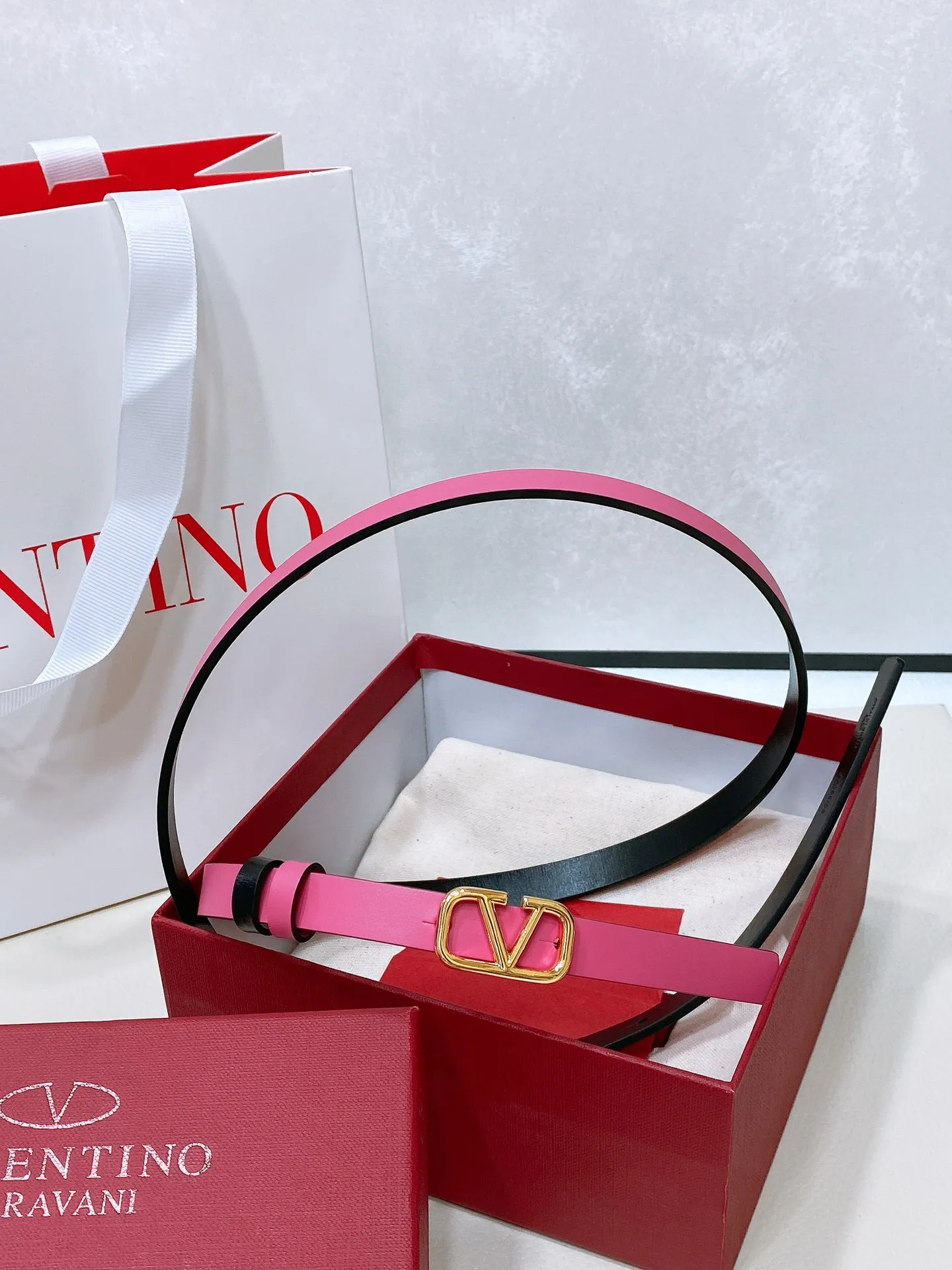 💰440💰Full package💰 💍Purchase level Valentino VLOGO SIGNATURE reversible calfskin belt - VLOGO SIGNATURE buckle brass metal -Outer metallic calfskin -Inner glossy calfskin -Width: 1 cm