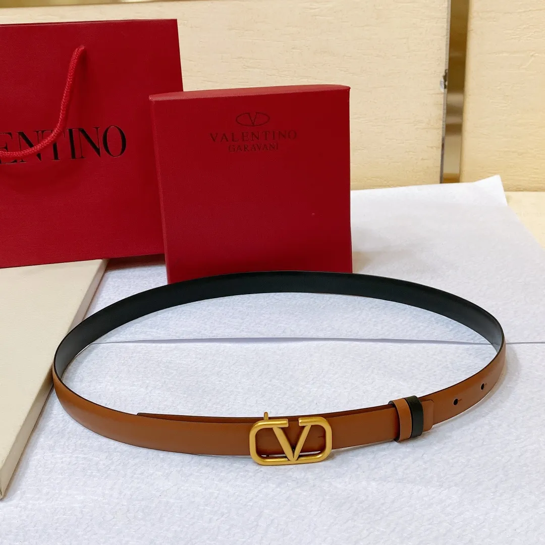 💰440💰Full package💰 💍Purchase level Valentino VALENTINO GARAVANI VLOGO SIGNATURE Reversible Brass classic buckle Glossy calfskin belt -VLOGO SIGNATURE buckle, -Glossy calfskin material Horizontal stripe belt -Width: 2.0cm