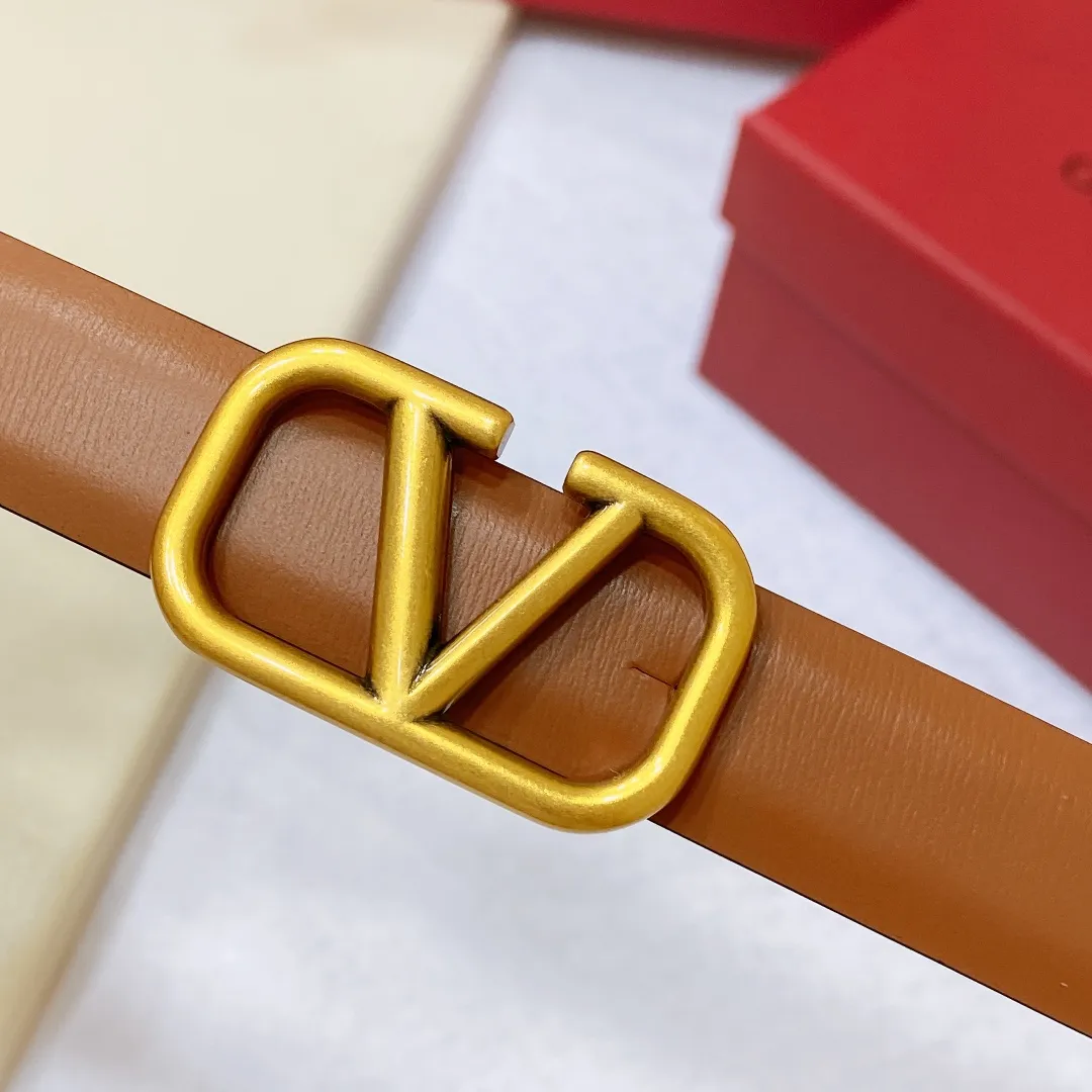 💰440💰Full package💰 💍Purchase level Valentino VALENTINO GARAVANI VLOGO SIGNATURE Reversible Brass classic buckle Glossy calfskin belt -VLOGO SIGNATURE buckle, -Glossy calfskin material Horizontal stripe belt -Width: 2.0cm