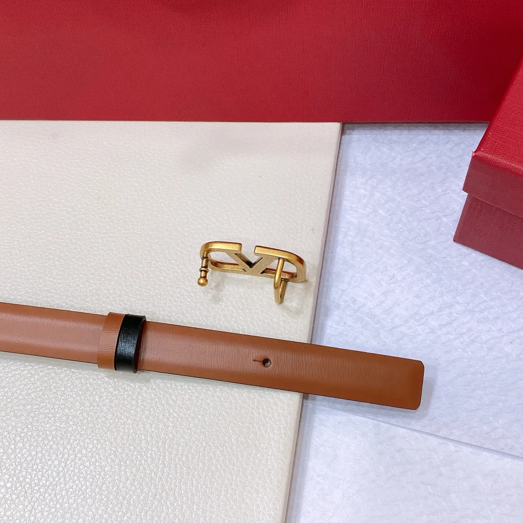 💰440💰Full package💰 💍Purchase level Valentino VALENTINO GARAVANI VLOGO SIGNATURE Reversible Brass classic buckle Glossy calfskin belt -VLOGO SIGNATURE buckle, -Glossy calfskin material Horizontal stripe belt -Width: 2.0cm
