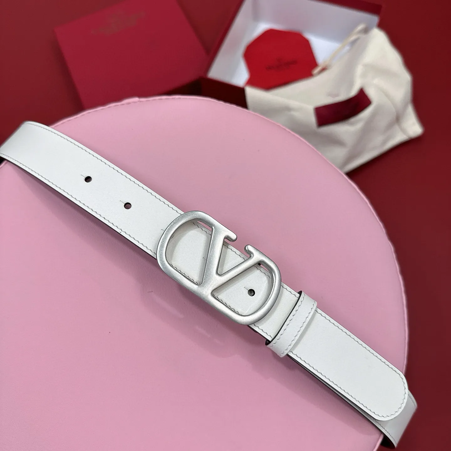 💰440💰Full package💰 💍Purchasing-grade Valentino -VLOGO SIGNATURE buckle, glossy calfskin belt -Swarovski diamond glossy buckle -Imported calfskin material, plain belt body -Width: 3 cm