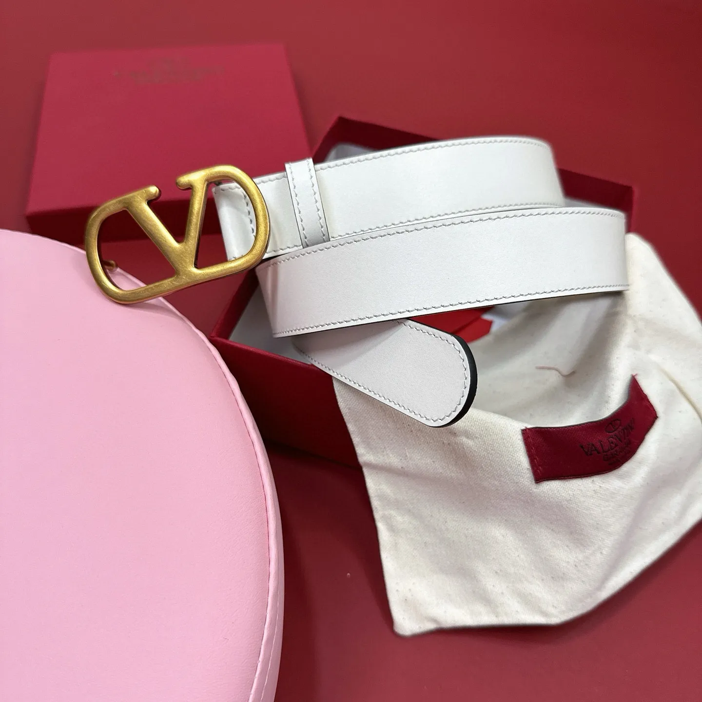 💰440💰Full package💰 💍Purchasing-grade Valentino -VLOGO SIGNATURE buckle, glossy calfskin belt -Swarovski diamond glossy buckle -Imported calfskin material, plain belt body -Width: 3 cm