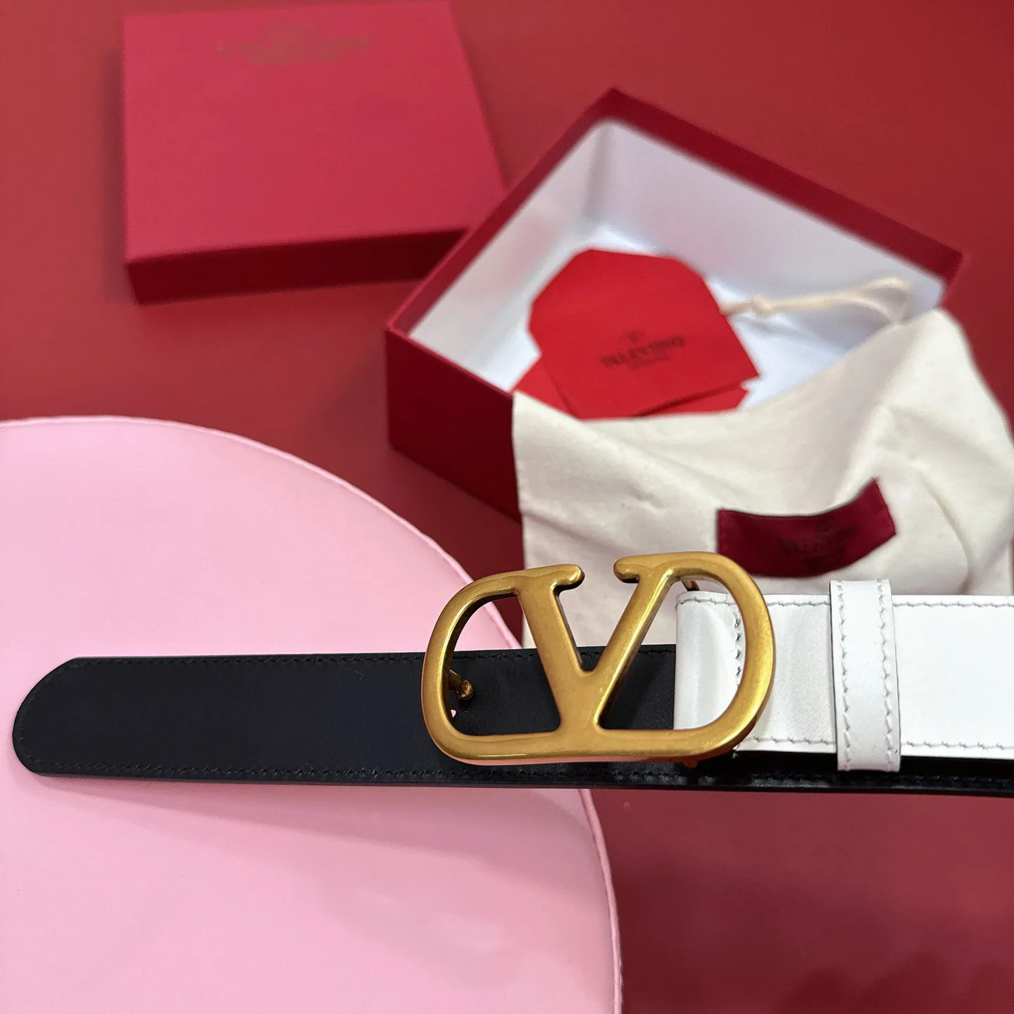 💰440💰Full package💰 💍Purchasing-grade Valentino -VLOGO SIGNATURE buckle, glossy calfskin belt -Swarovski diamond glossy buckle -Imported calfskin material, plain belt body -Width: 3 cm