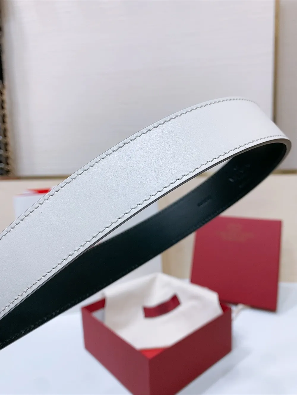 💰480💰Full package💰 💍Purchasing-grade Valentino VLOGO SIGNATURE buckle, decorated with Swarovski® imitation pearls -Swarovski diamond pattern buckle -Imported calfskin material, plain belt body -Width: 3 cm