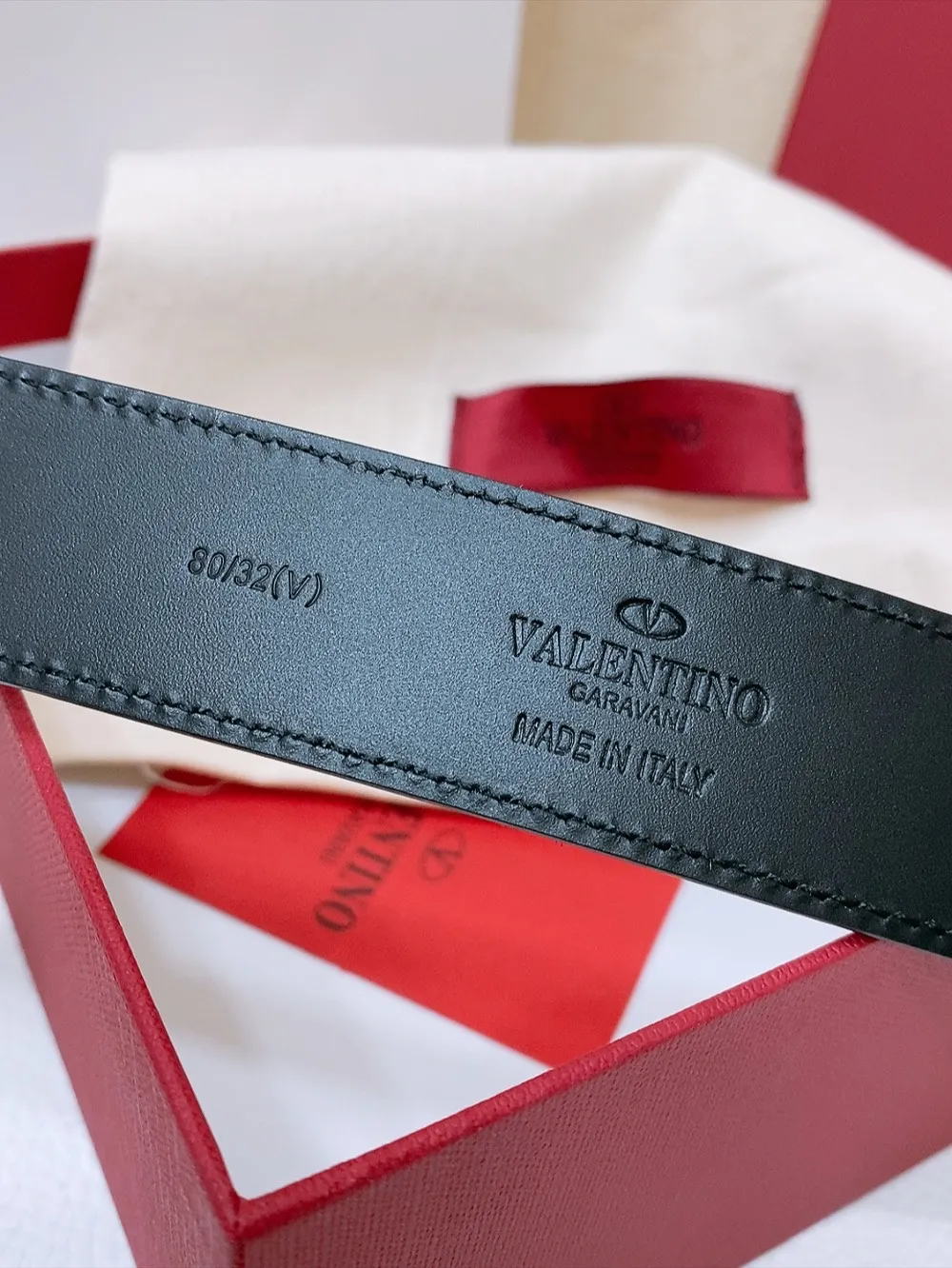 💰480💰Full package💰 💍Purchasing-grade Valentino VLOGO SIGNATURE buckle, decorated with Swarovski® imitation pearls -Swarovski diamond pattern buckle -Imported calfskin material, plain belt body -Width: 3 cm