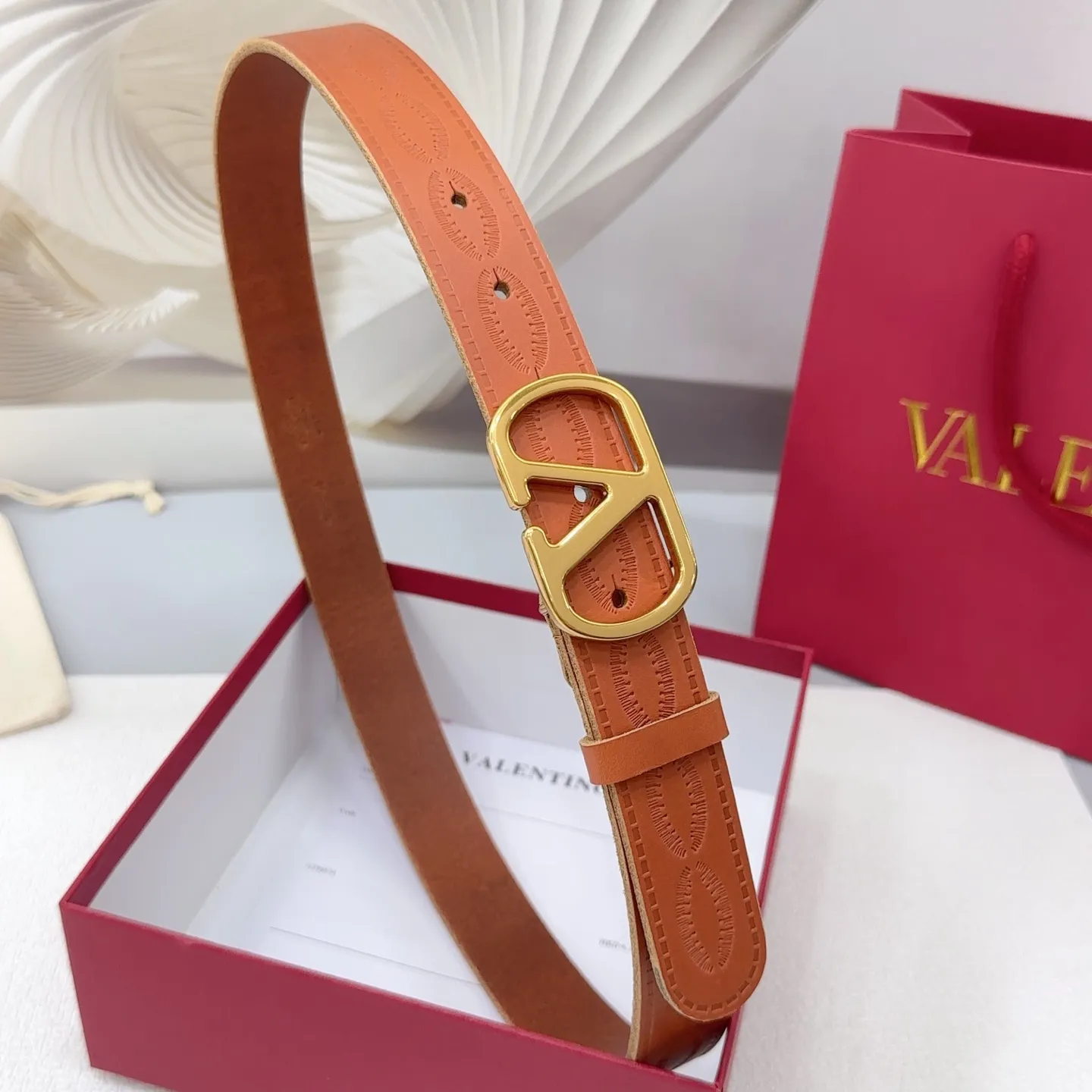 💰480💰Full package💰 💍Purchasing-grade Valentino belt⚡️🌹Width 3.0cm, double-sided first-layer cowhide⚡️🌹Length: .75.80.85.9095.100 Euro, original copper hardware buckle molded and customized⚡️🌹