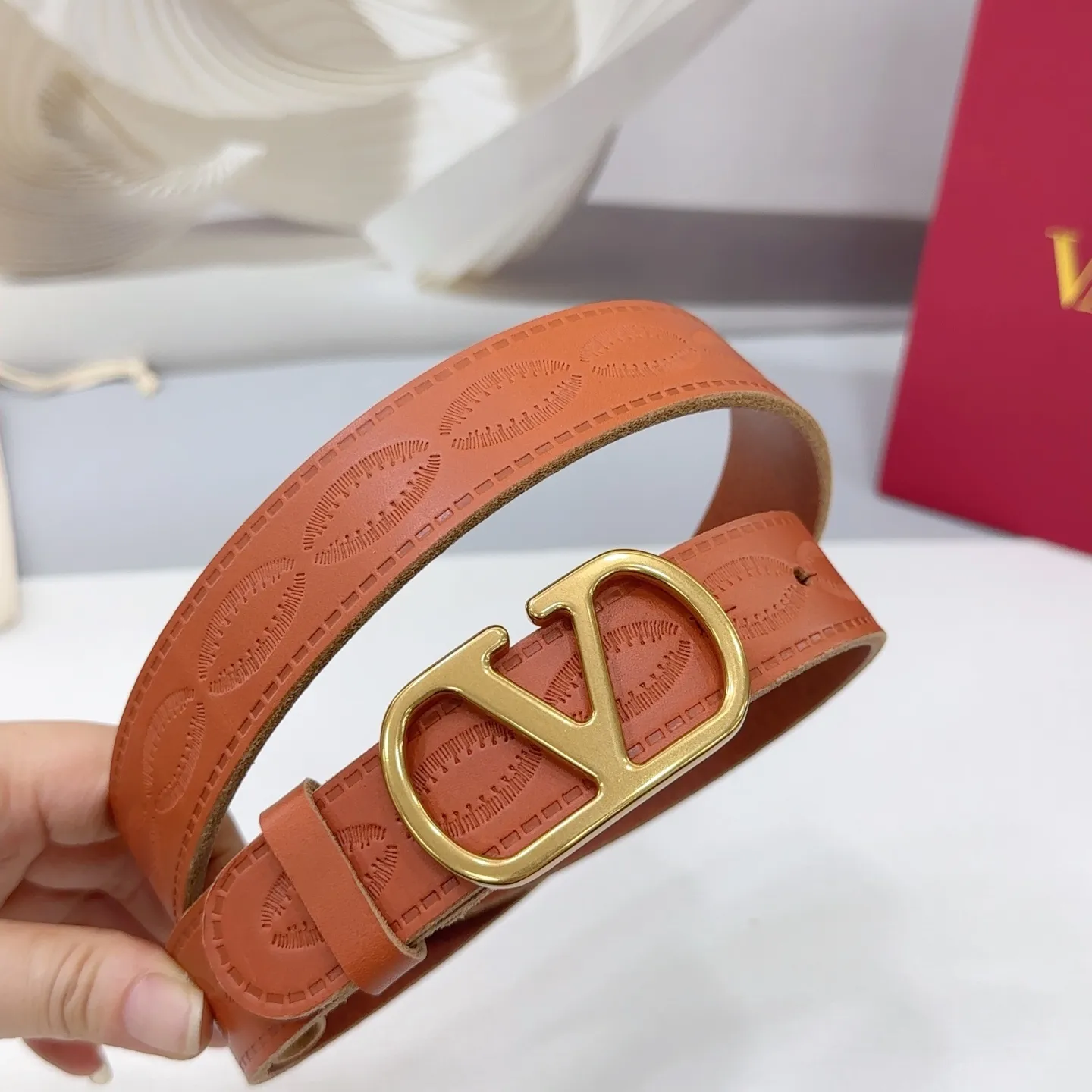 💰480💰Full package💰 💍Purchasing-grade Valentino belt⚡️🌹Width 3.0cm, double-sided first-layer cowhide⚡️🌹Length: .75.80.85.9095.100 Euro, original copper hardware buckle molded and customized⚡️🌹