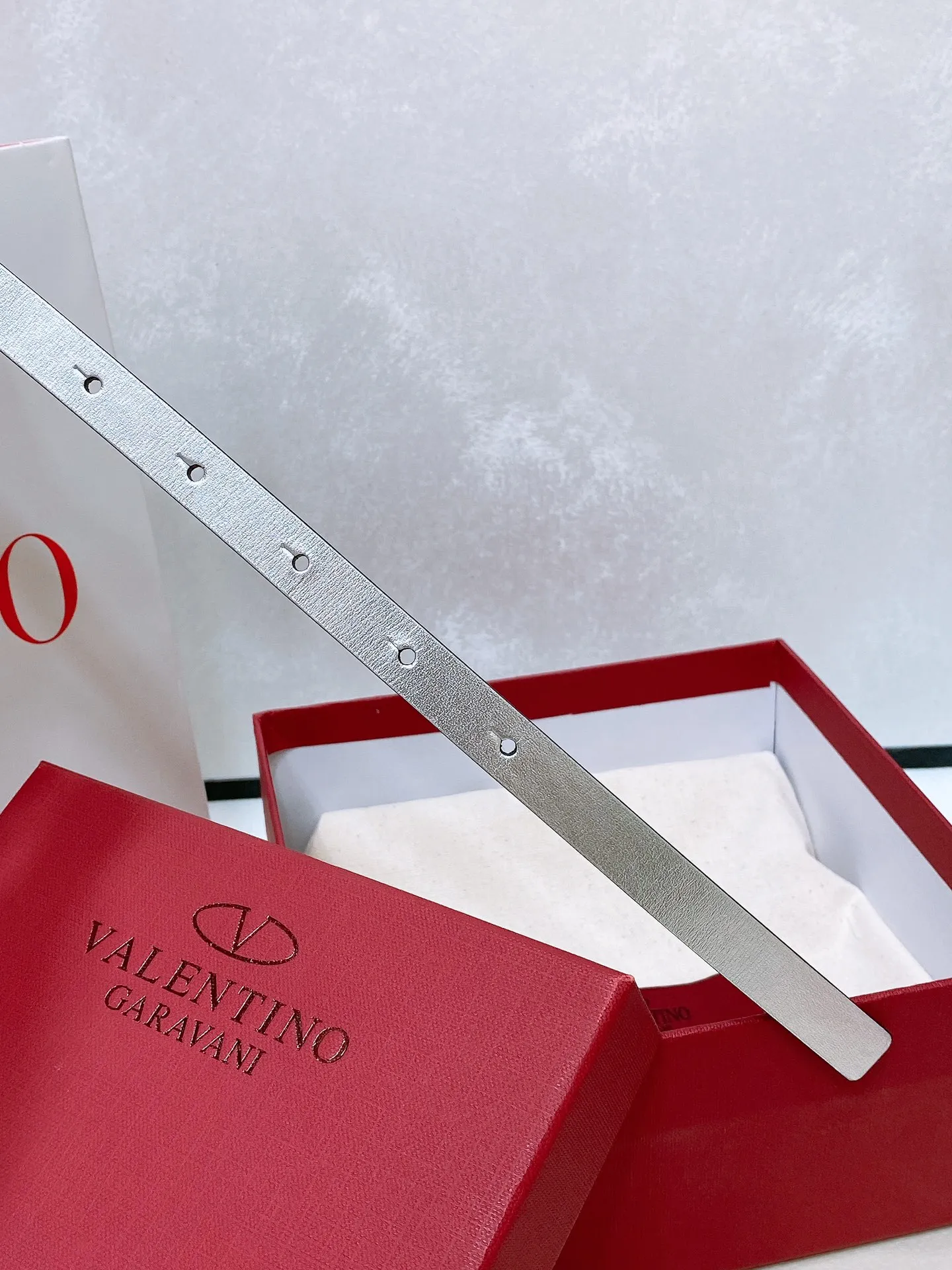 💰440💰Full package💰 💍Purchase level Valentino VLOGO SIGNATURE reversible calfskin belt - VLOGO SIGNATURE buckle brass metal -Outer metallic calfskin -Inner glossy calfskin -Width: 1 cm