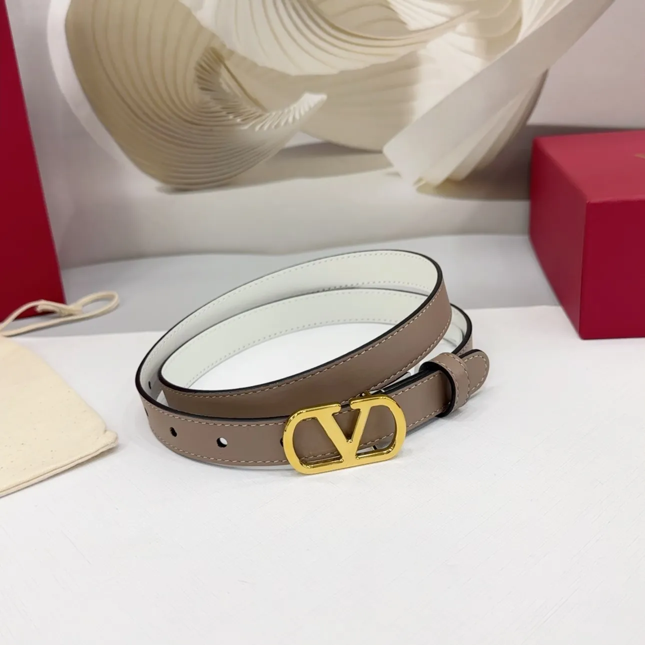 💰460💰Full package💰 💍Purchasing-grade Valentino belt ⚡️Width 2.0cm, double-sided first-layer cowhide leather ⚡️Length: .75.80.85.90.95.100 Euro, two-color hardware copper buckle original mold opening and customization to celebrate][Celebration][Celebration]