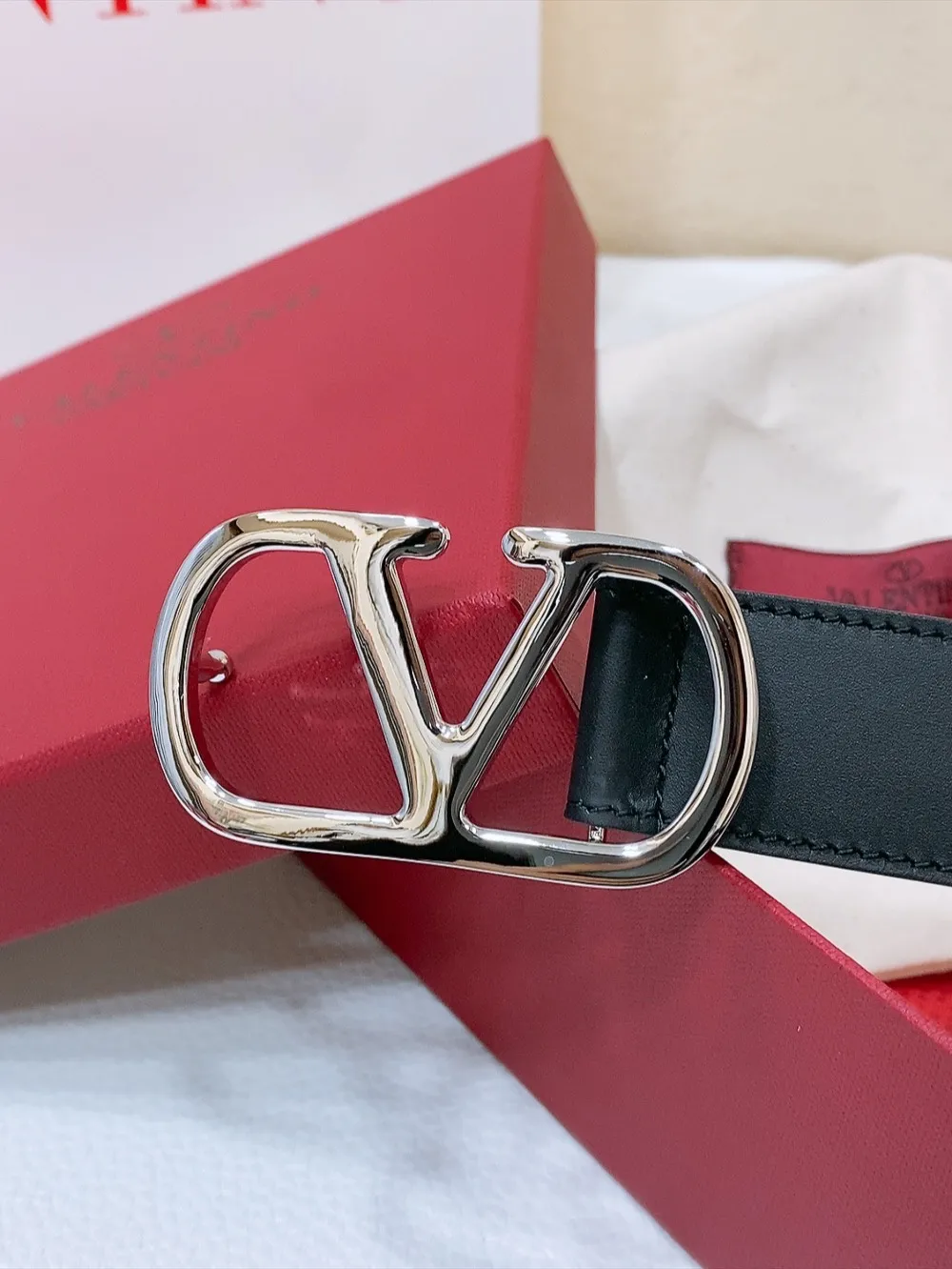 💰440💰Full package💰 💍Purchasing-grade Valentino -VLOGO SIGNATURE buckle, glossy calfskin belt -Swarovski diamond glossy buckle -Imported calfskin material, plain belt body -Width: 3 cm