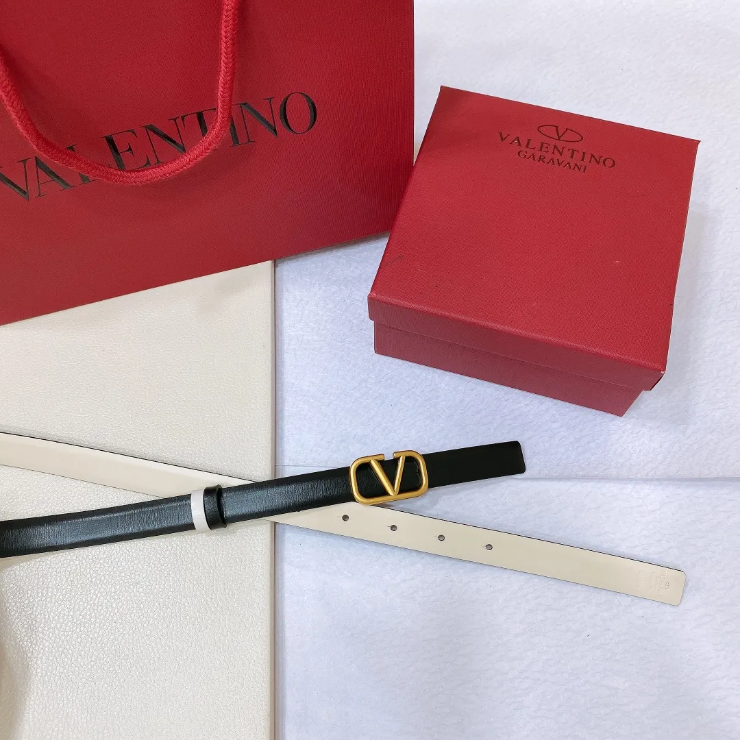 💰440💰Full package💰 💍Purchase level Valentino VALENTINO GARAVANI VLOGO SIGNATURE Reversible Brass classic buckle Glossy calfskin belt -VLOGO SIGNATURE buckle, -Glossy calfskin material Horizontal stripe belt -Width: 2.0cm