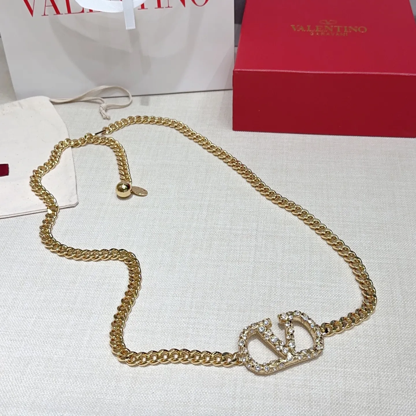 💰520💰Full package💰 💍Purchasing-grade Valentino waist chain, length: one size fits all, original molding and customization with copper hardware and diamond buckle