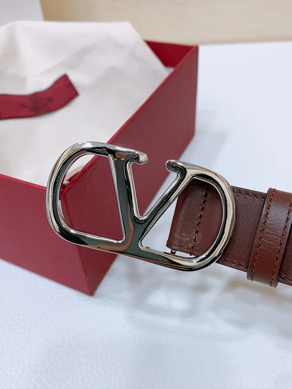 💰440💰Full package💰 💍Purchasing-grade Valentino -VLOGO SIGNATURE buckle, glossy calfskin belt -Swarovski diamond glossy buckle -Imported calfskin material, plain belt body -Width: 3 cm