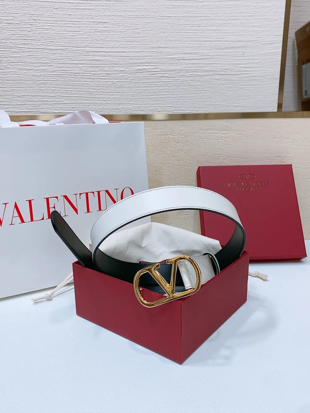 💰440💰Full package💰 💍Purchasing-grade Valentino -VLOGO SIGNATURE buckle, glossy calfskin belt -Swarovski diamond glossy buckle -Imported calfskin material, plain belt body -Width: 3 cm