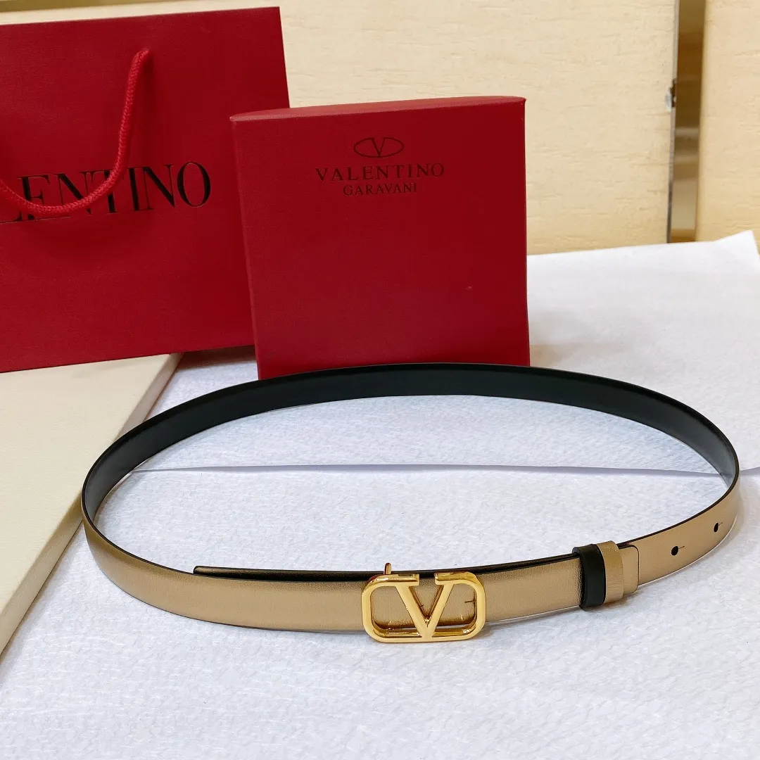 💰440💰Full package💰 💍Purchase level Valentino VALENTINO GARAVANI VLOGO SIGNATURE Reversible Brass classic buckle Glossy calfskin belt -VLOGO SIGNATURE buckle, -Glossy calfskin material Horizontal stripe belt -Width: 2.0cm