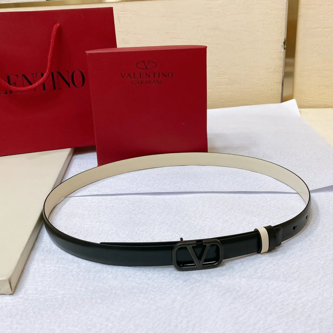 💰440💰Full package💰 💍Purchase level Valentino VALENTINO GARAVANI VLOGO SIGNATURE Reversible Brass classic buckle Glossy calfskin belt -VLOGO SIGNATURE buckle, -Glossy calfskin material Horizontal stripe belt -Width: 2.0cm