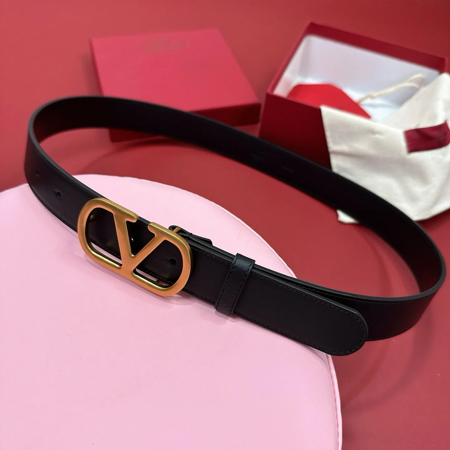 💰440💰Full package💰 💍Purchasing-grade Valentino -VLOGO SIGNATURE buckle, glossy calfskin belt -Swarovski diamond glossy buckle -Imported calfskin material, plain belt body -Width: 3 cm