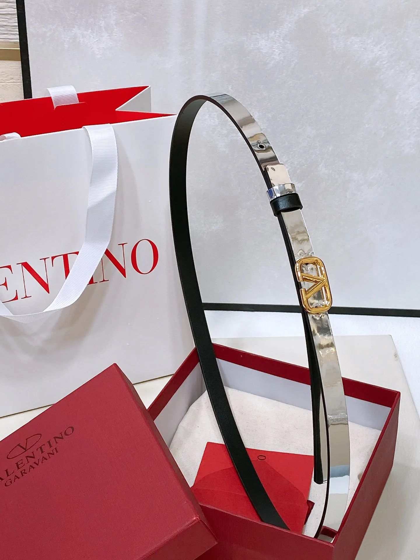 💰440💰Full package💰 💍Purchase level Valentino VLOGO SIGNATURE reversible calfskin belt - VLOGO SIGNATURE buckle brass metal -Outer metallic calfskin -Inner glossy calfskin -Width: 1 cm