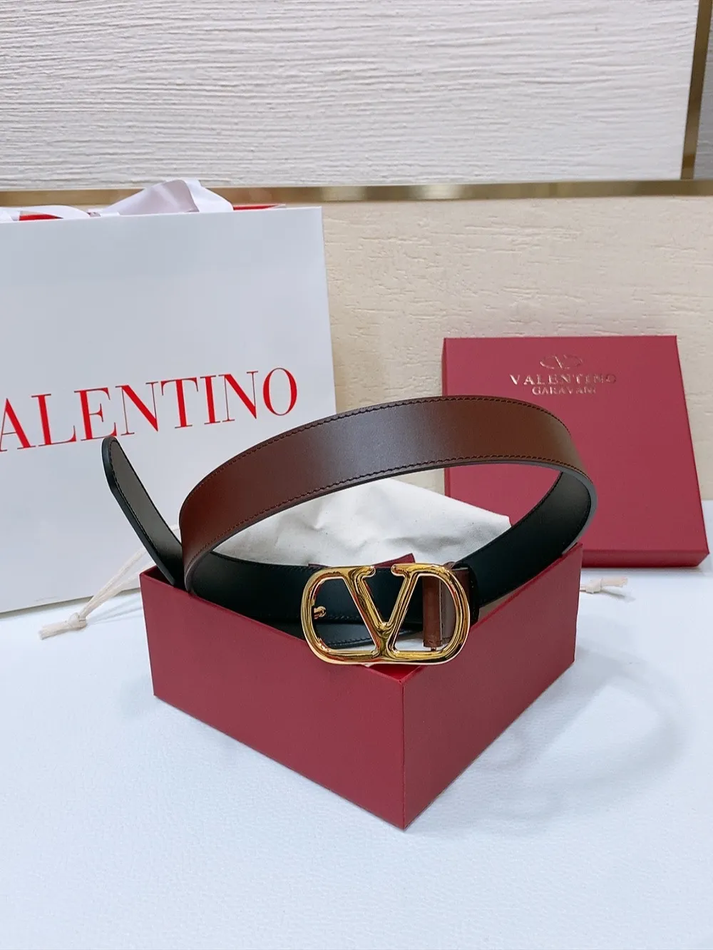 💰440💰Full package💰 💍Purchasing-grade Valentino -VLOGO SIGNATURE buckle, glossy calfskin belt -Swarovski diamond glossy buckle -Imported calfskin material, plain belt body -Width: 3 cm