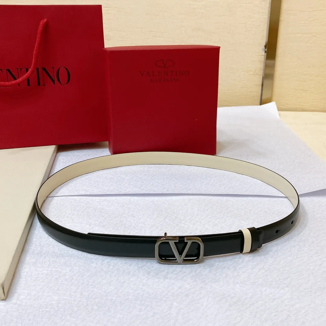 💰440💰Full package💰 💍Purchase level Valentino VALENTINO GARAVANI VLOGO SIGNATURE Reversible Brass classic buckle Glossy calfskin belt -VLOGO SIGNATURE buckle, -Glossy calfskin material Horizontal stripe belt -Width: 2.0cm