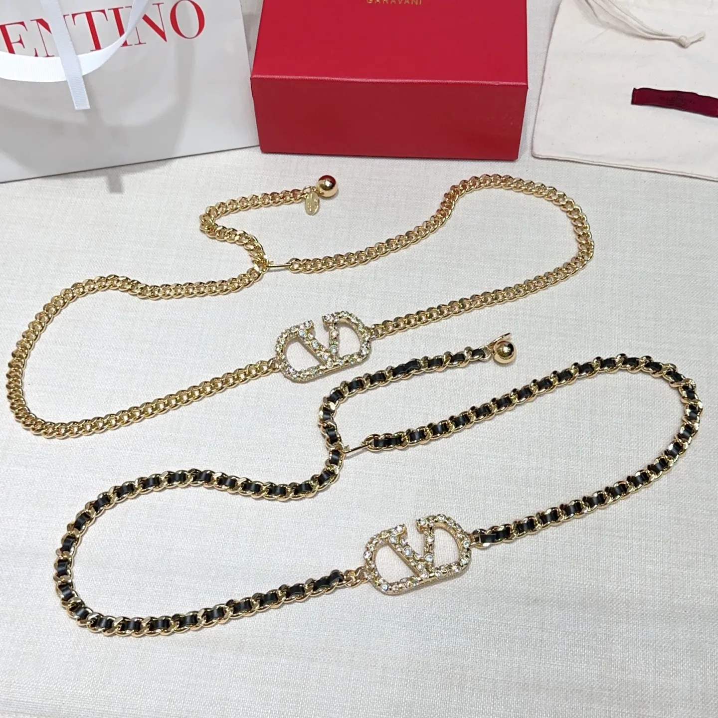 💰520💰Full package💰 💍Purchasing-grade Valentino waist chain, length: one size fits all, original molding and customization with copper hardware and diamond buckle