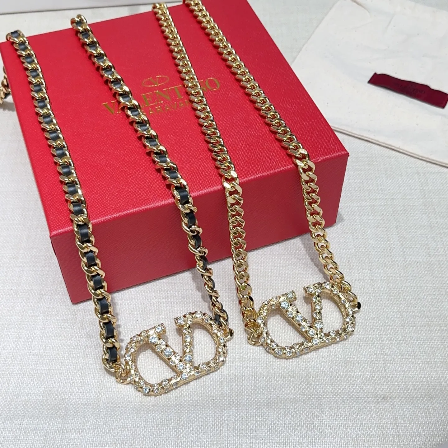 💰520💰Full package💰 💍Purchasing-grade Valentino waist chain, length: one size fits all, original molding and customization with copper hardware and diamond buckle