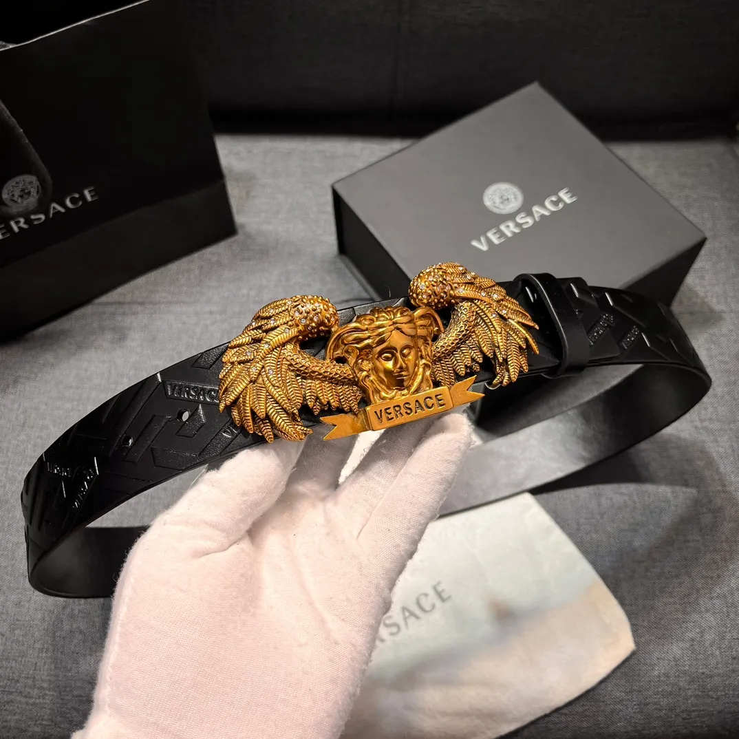 💰720💰Full package💰 💍Purchase grade Versace⚡️🌹3.5cm wide leather belt, decorated with stitching details⚡️🌹Paired with classic La Medusa buckle diamond-encrusted steel buckle and engraved with Greca pattern⚡️🌹La Medusa buckle Greca pattern