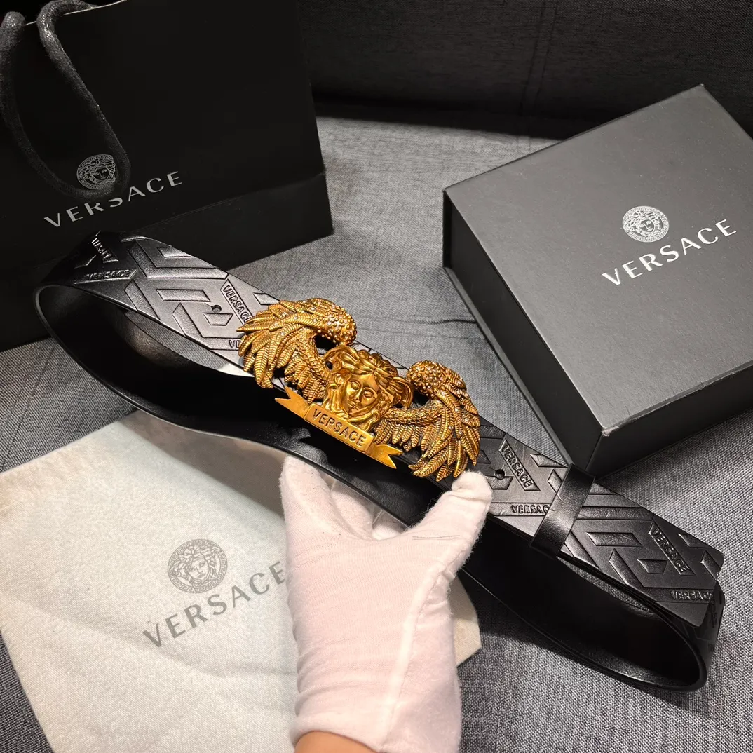 💰720💰Full package💰 💍Purchase grade Versace⚡️🌹3.5cm wide leather belt, decorated with stitching details⚡️🌹Paired with classic La Medusa buckle diamond-encrusted steel buckle and engraved with Greca pattern⚡️🌹La Medusa buckle Greca pattern