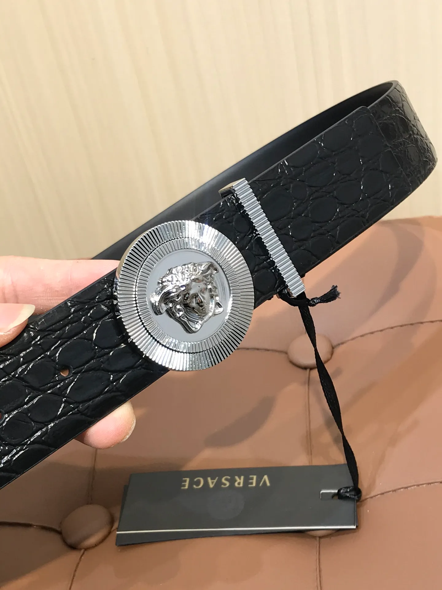 💰502💰Full set of packaging💰 💍Purchasing-grade Versace counter same style, real shot ✈️Counter official website, support NFC size: 38MM, original three-dimensional human head buckle, beautiful head, full of design beauty, double-sided imported original calfskin, clear and beautiful, soft leather, comfortable feel, high grade. High-definition real shots📷Quality guaranteed, not market goods‼ ️‼ ️