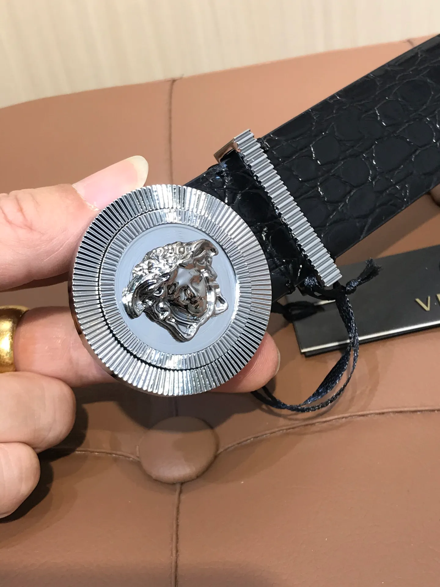 💰502💰Full set of packaging💰 💍Purchasing-grade Versace counter same style, real shot ✈️Counter official website, support NFC size: 38MM, original three-dimensional human head buckle, beautiful head, full of design beauty, double-sided imported original calfskin, clear and beautiful, soft leather, comfortable feel, high grade. High-definition real shots📷Quality guaranteed, not market goods‼ ️‼ ️