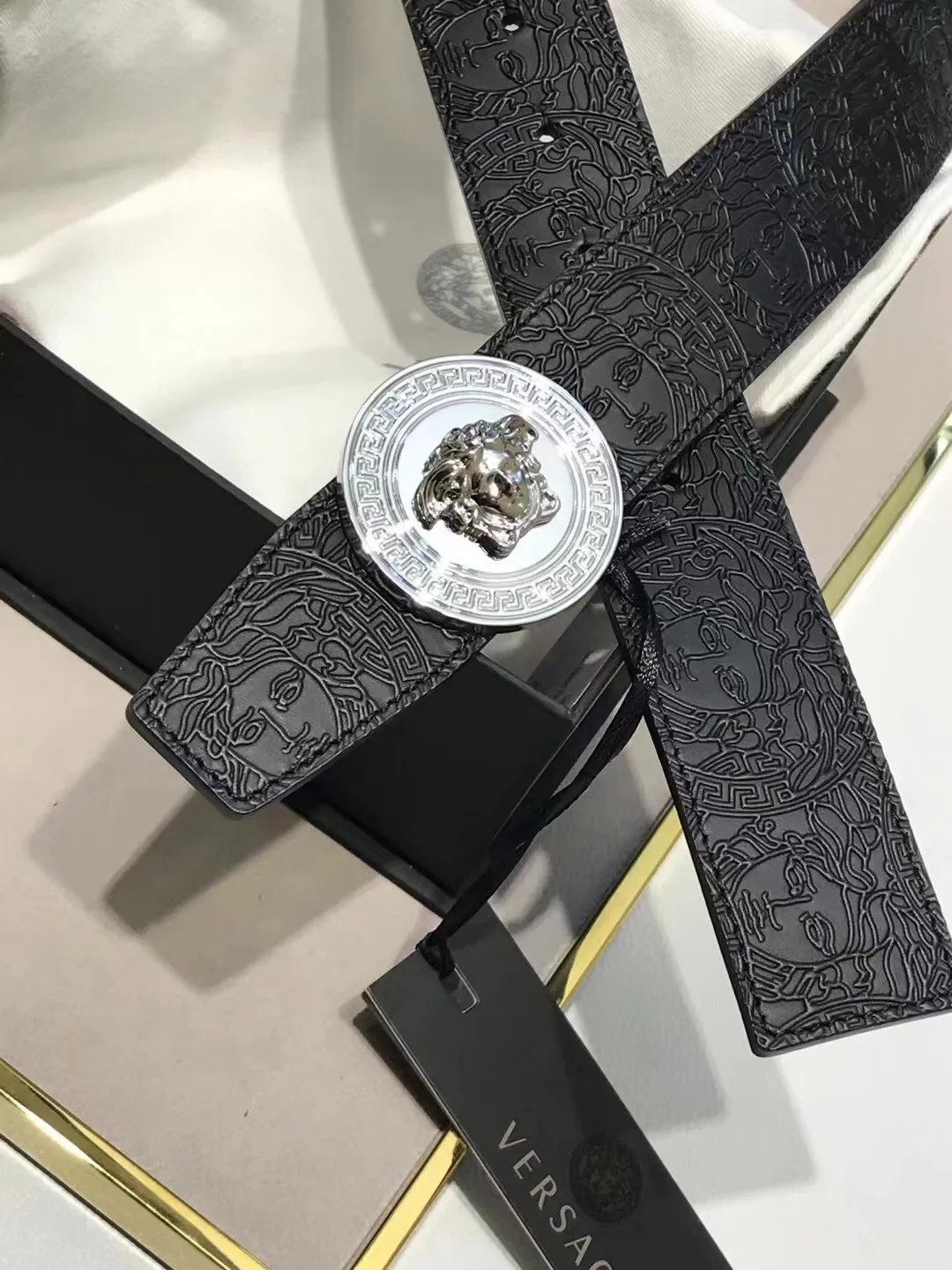 💰480💰Full set of packaging💰 💍Purchasing-grade Versace Same style at the counter, real shot ✈️Official website of the counter, size: width 38MM, original three-dimensional half-face half-color beauty head buckle, rich in design aesthetics, imported original calfskin embossing on both sides, highlighting personality, clear and beautiful, soft leather, comfortable feel, high grade. High-definition real shots📷Quality guaranteed, not market goods‼ ️‼ ️