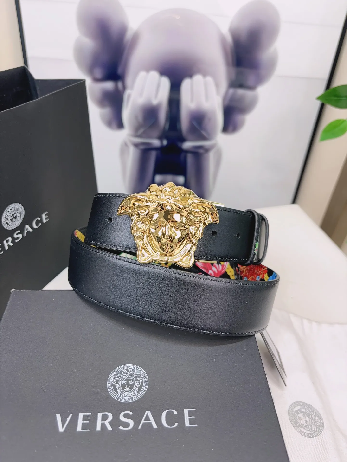 💰560💰Full package💰 💍Purchase level Versace's double-sided belt is made of smooth saffiano leather and equipped with a 3D Medusa belt buckle. One side has a solid color design and the other side features a Tabloid print. The print is both a nod to current celebrity culture and a playful capture of all the news surrounding Versace. 4.0cm wide