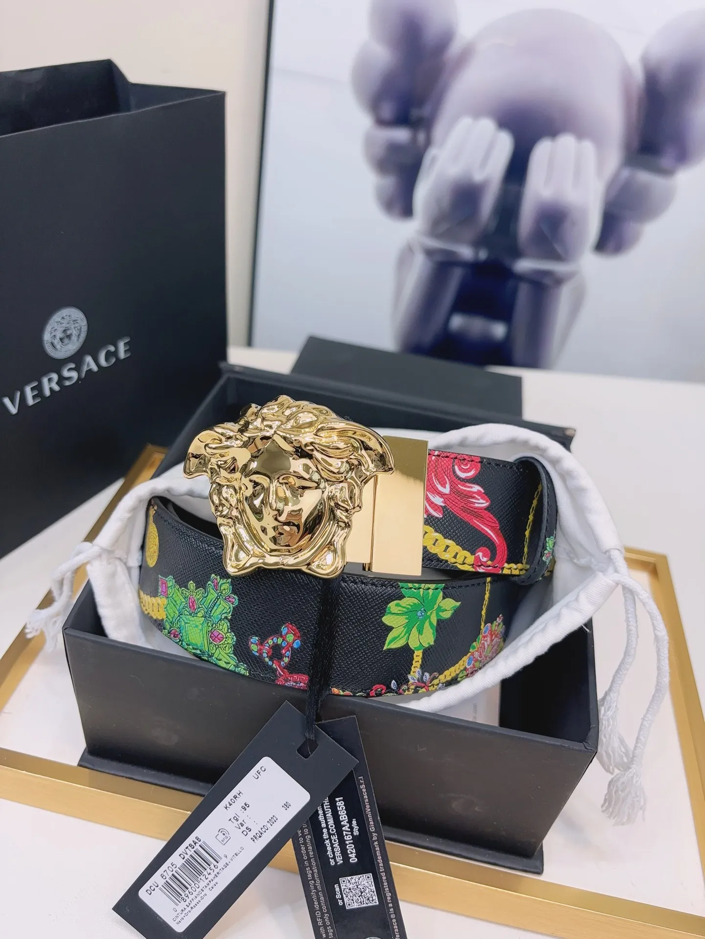 💰560💰Full package💰 💍Purchase level Versace's double-sided belt is made of smooth saffiano leather and equipped with a 3D Medusa belt buckle. One side has a solid color design and the other side features a Tabloid print. The print is both a nod to current celebrity culture and a playful capture of all the news surrounding Versace. 4.0cm wide