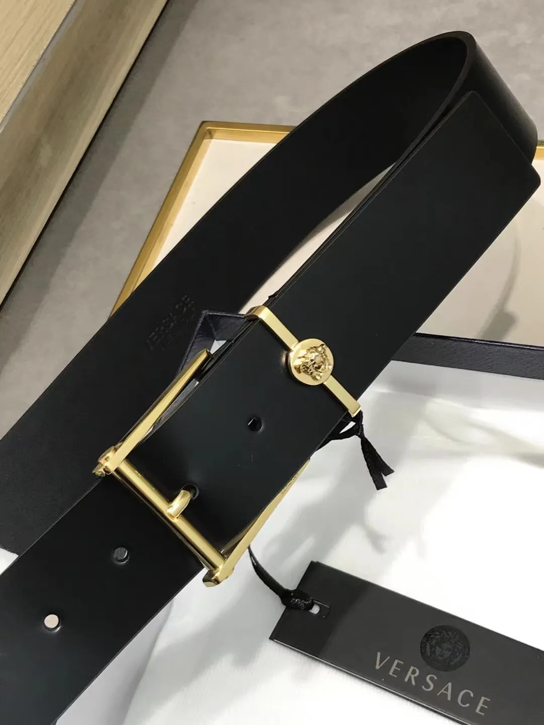 💰520💰Full set of packaging💰 💍Purchasing agent level Versace⚡️🌹Same style at the counter, real shot✈️Official website of the counter, size 3.5cm wide, original three-dimensional human head pin buckle, rich in design aesthetics, imported original calfskin on both sides, equipped with hardware rings, highlighting personality, clear and beautiful, soft leather, comfortable feel, high grade. High-definition real shots📷Quality guaranteed, not market products