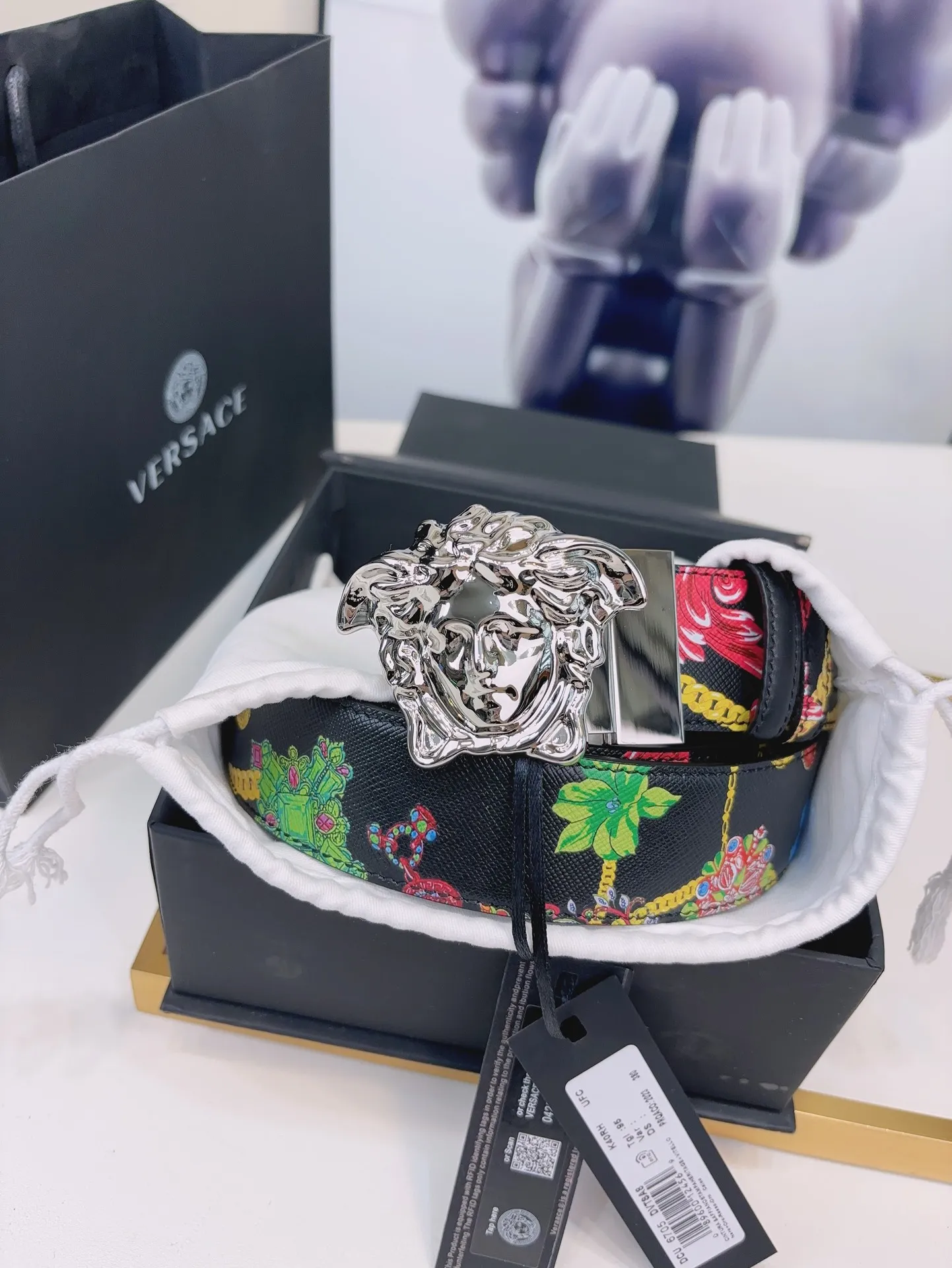 💰560💰Full package💰 💍Purchase level Versace's double-sided belt is made of smooth saffiano leather and equipped with a 3D Medusa belt buckle. One side has a solid color design and the other side features a Tabloid print. The print is both a nod to current celebrity culture and a playful capture of all the news surrounding Versace. 4.0cm wide