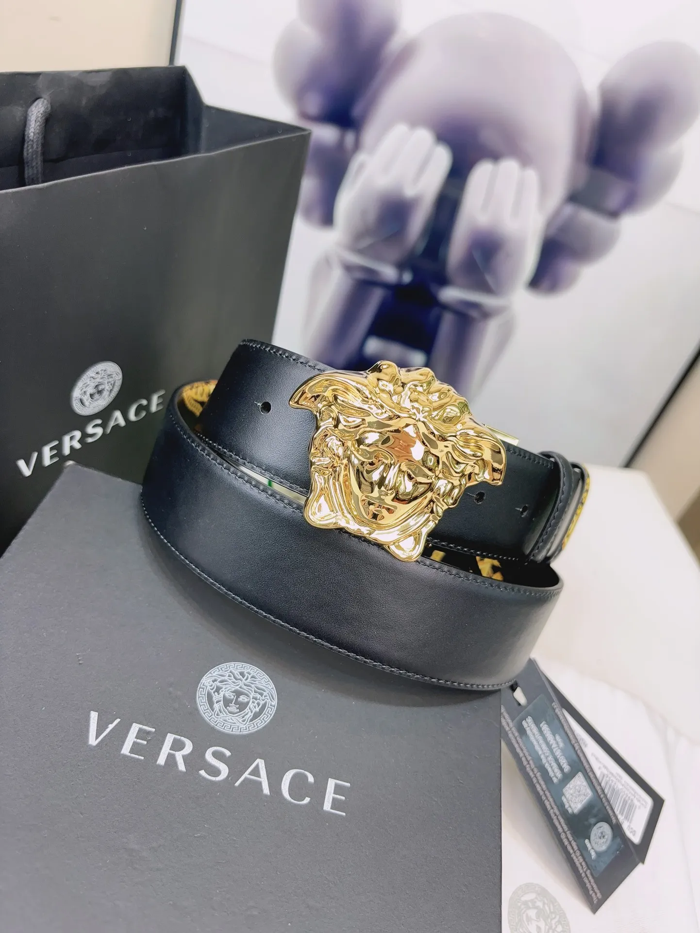 💰560💰Full package💰 💍Purchase level Versace's double-sided belt is made of smooth saffiano leather and equipped with a 3D Medusa belt buckle. One side has a solid color design and the other side features a Tabloid print. The print is both a nod to current celebrity culture and a playful capture of all the news surrounding Versace. 4.0cm wide