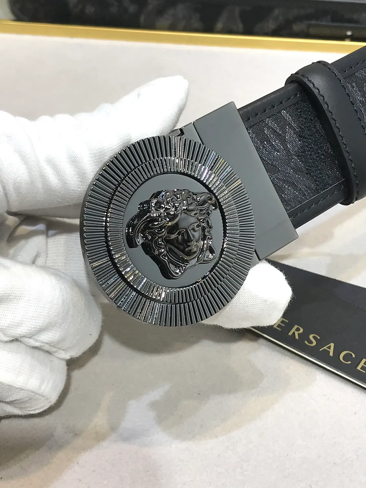 💰520💰Full set of packaging💰 💍Purchasing agent grade Versace Same style at counter, real shot ✈️Official website of counter, support NFC size: 38MM, original three-dimensional human head buckle beauty head, rich in design aesthetics, using original fabric fabric jacquard to prepare calfskin, clear and beautiful, soft leather, comfortable feel, high grade. High-definition real shots📷Quality guaranteed, not market goods‼ ️‼ ️