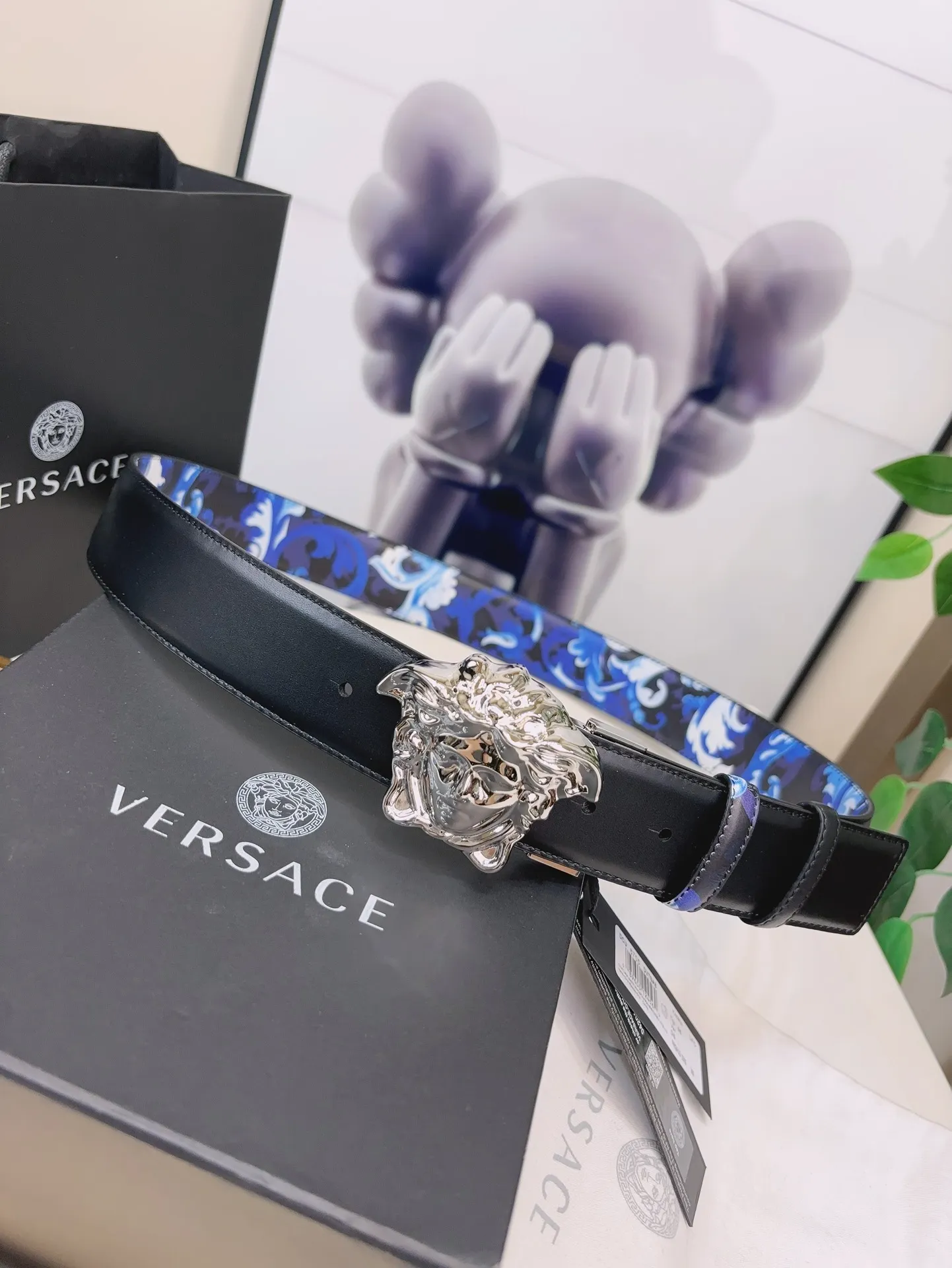 💰520💰Full package💰 💍Purchase grade Versace versace⚡️🌹Bold and flexible at the same time, this soft belt enriches the statement with a three-dimensional Medusa buckle. The reversible design has a solid color and a printed side - featuring the new Barocco flage pattern 4.0cm wide