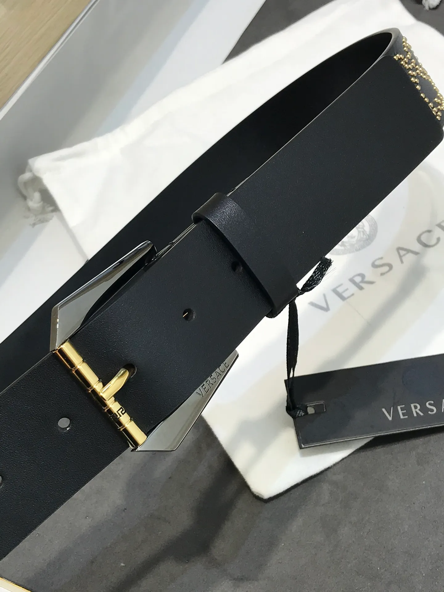 💰600💰Full set of packaging💰 💍Purchase level Versace⚡️🌹Same style at the counter, real shot✈️Official website of the counter, size: 38MM wide, original three-dimensional roller Great Wall pattern ruthenium-palladium intercolor pin buckle, rich in design beauty , both sides are made of imported original calfskin with full-letter rivets, showing personality, clear and beautiful, soft leather, comfortable feel, and high grade. High-definition real shots📷Quality guaranteed, not market goods‼ ️‼ ️