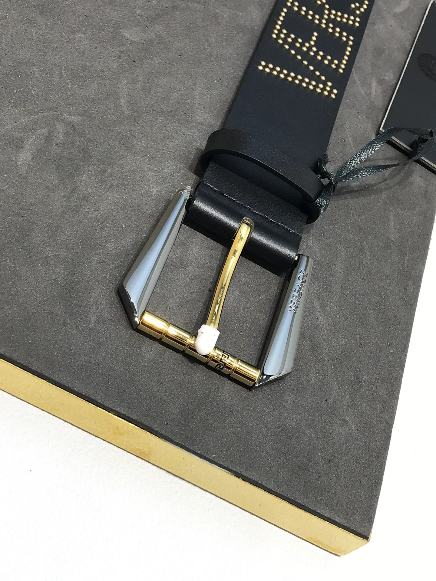 💰600💰Full set of packaging💰 💍Purchase level Versace⚡️🌹Same style at the counter, real shot✈️Official website of the counter, size: 38MM wide, original three-dimensional roller Great Wall pattern ruthenium-palladium intercolor pin buckle, rich in design beauty , both sides are made of imported original calfskin with full-letter rivets, showing personality, clear and beautiful, soft leather, comfortable feel, and high grade. High-definition real shots📷Quality guaranteed, not market goods‼ ️‼ ️