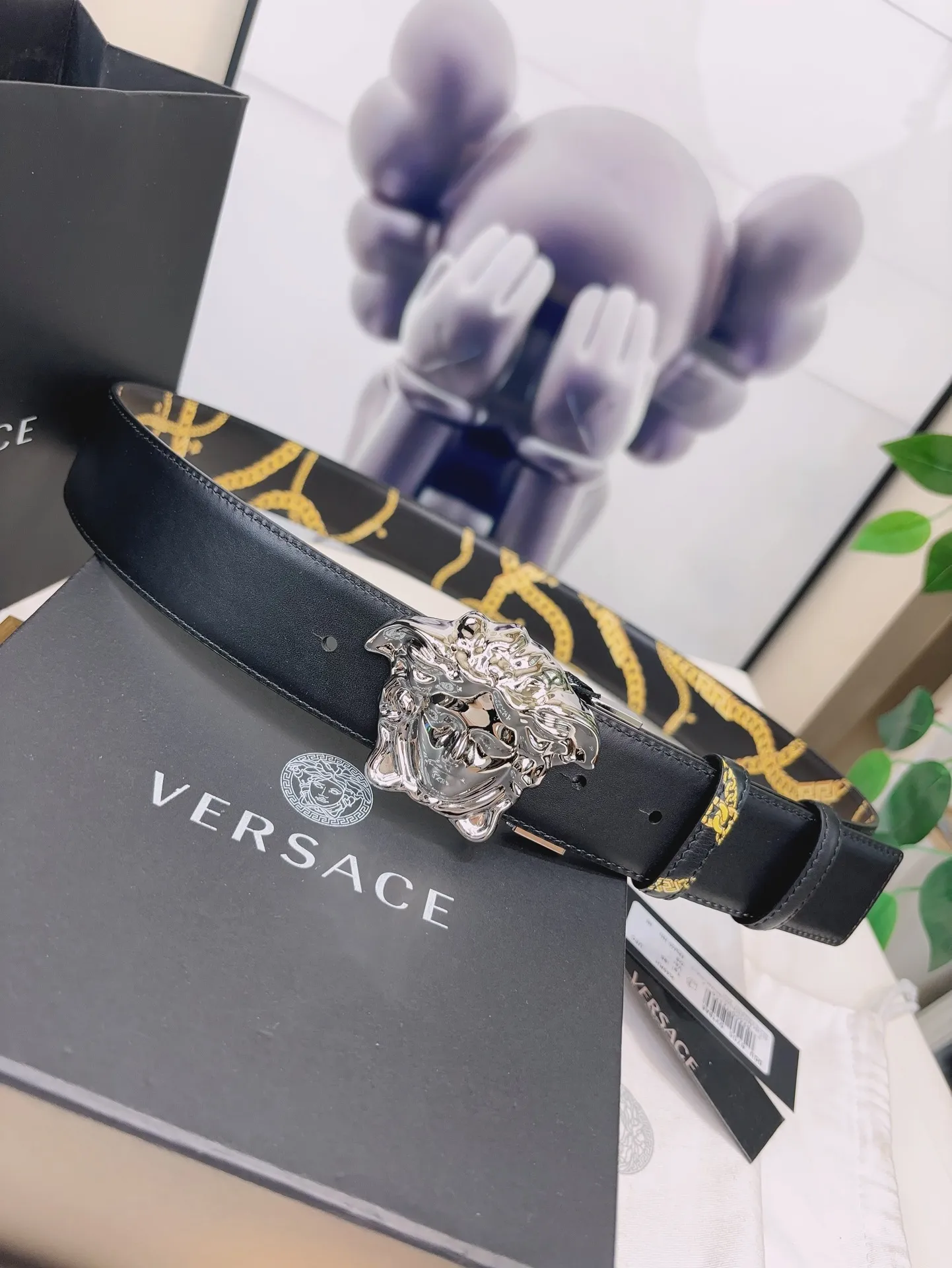 💰560💰Full package💰 💍Purchase level Versace's double-sided belt is made of smooth saffiano leather and equipped with a 3D Medusa belt buckle. One side has a solid color design and the other side features a Tabloid print. The print is both a nod to current celebrity culture and a playful capture of all the news surrounding Versace. 4.0cm wide
