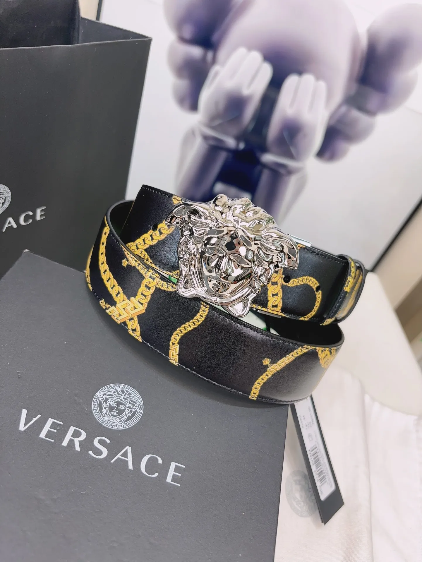 💰560💰Full package💰 💍Purchase level Versace's double-sided belt is made of smooth saffiano leather and equipped with a 3D Medusa belt buckle. One side has a solid color design and the other side features a Tabloid print. The print is both a nod to current celebrity culture and a playful capture of all the news surrounding Versace. 4.0cm wide