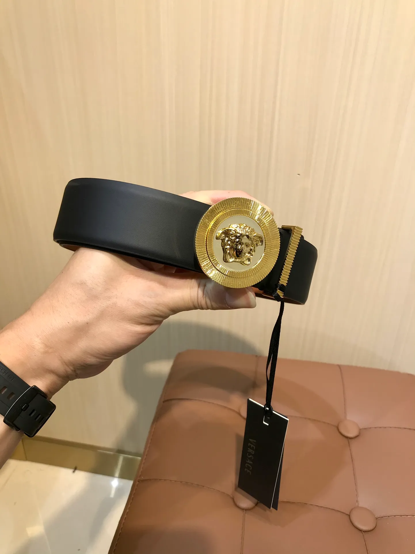 💰502💰Full set of packaging💰 💍Purchasing-grade Versace counter same style, real shot ✈️Counter official website, support NFC size: 38MM, original three-dimensional human head buckle, beautiful head, full of design beauty, double-sided imported original calfskin, clear and beautiful, soft leather, comfortable feel, high grade. High-definition real shots📷Quality guaranteed, not market goods‼ ️‼ ️