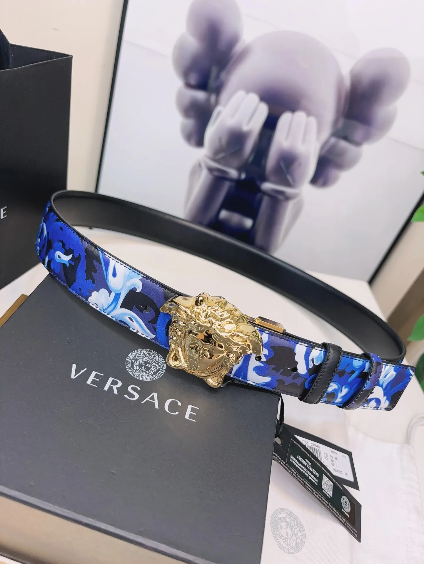 💰520💰Full package💰 💍Purchase grade Versace versace⚡️🌹Bold and flexible at the same time, this soft belt enriches the statement with a three-dimensional Medusa buckle. The reversible design has a solid color and a printed side - featuring the new Barocco flage pattern 4.0cm wide