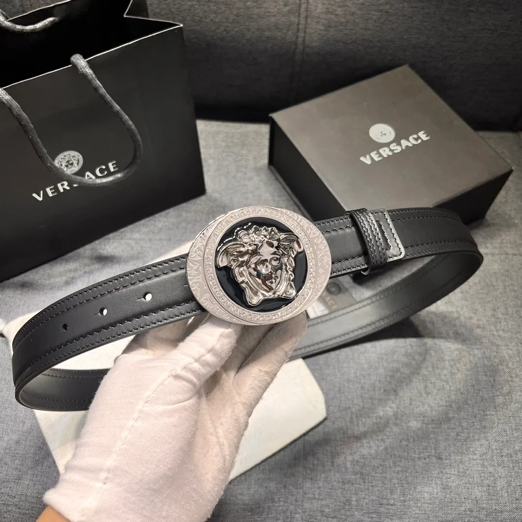💰560💰Full package💰 💍Purchase level Versace⚡️🌹3.5cm wide leather belt, decorated with stitching details⚡️🌹With classic La Medusa buckle and engraved with Greca pattern⚡️🌹La Medusa buckle Greca pattern
