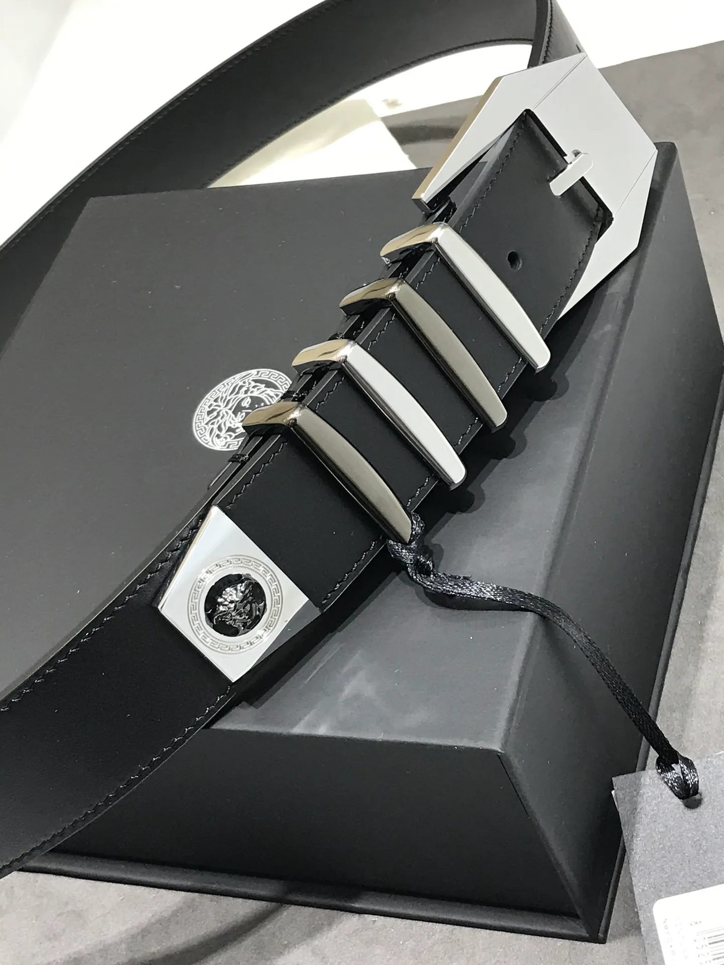 💰560💰Full set of packaging💰 💍Purchasing-grade Versace⚡️🌹Same style at the counter, real shot✈️Official website of the counter, size: 35MM wide, original three-dimensional ruthenium-palladium pin buckle, rich in design beauty , made of imported original calfskin on both sides, equipped with two-tone hardware rings and tail labels, showing personality, clear and beautiful, soft leather, comfortable feel, and high grade. High-definition real shots📷Quality guaranteed, not market goods‼ ️‼ ️