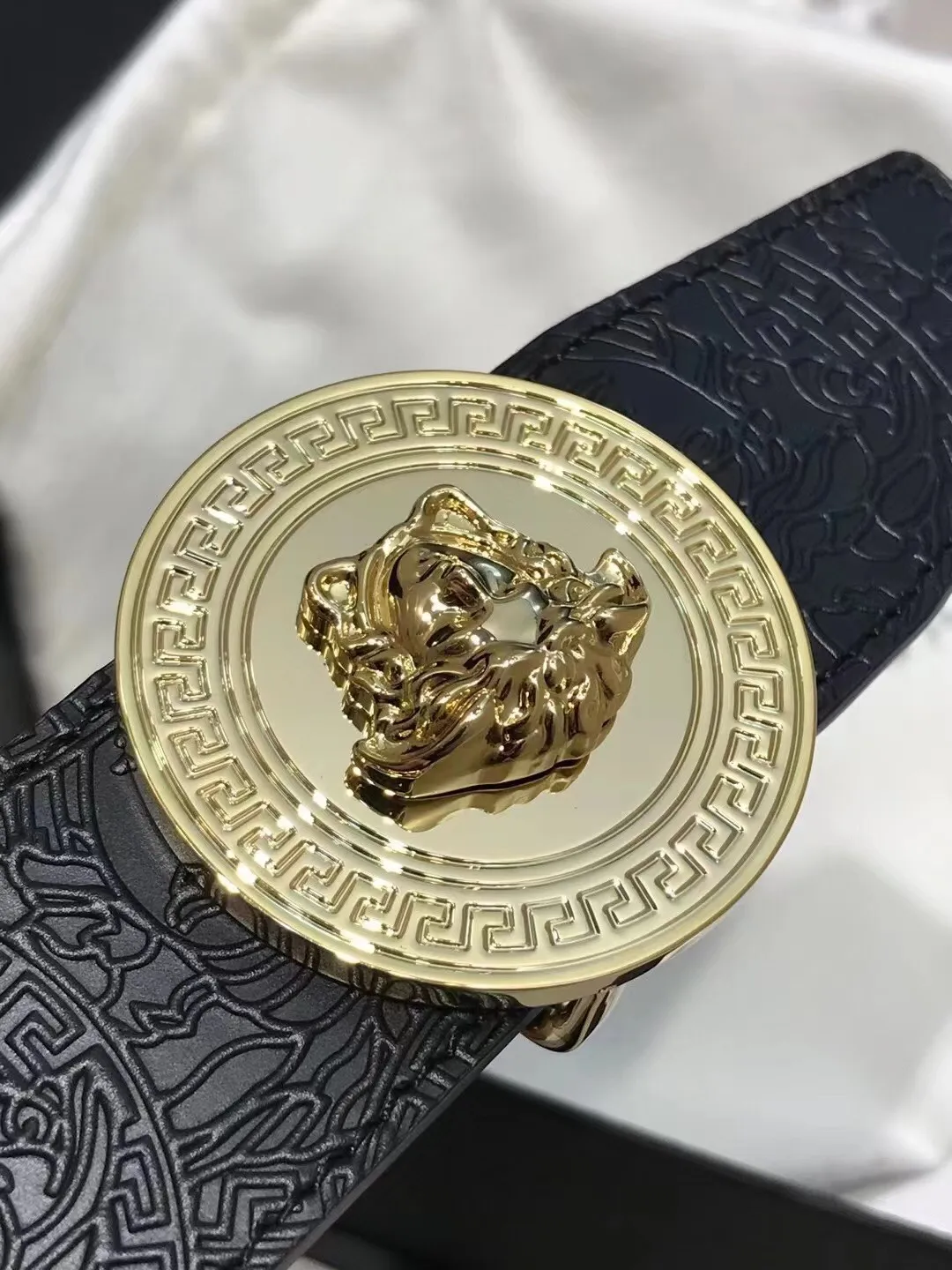 💰480💰Full set of packaging💰 💍Purchasing-grade Versace Same style at the counter, real shot ✈️Official website of the counter, size: width 38MM, original three-dimensional half-face half-color beauty head buckle, rich in design aesthetics, imported original calfskin embossing on both sides, highlighting personality, clear and beautiful, soft leather, comfortable feel, high grade. High-definition real shots📷Quality guaranteed, not market goods‼ ️‼ ️