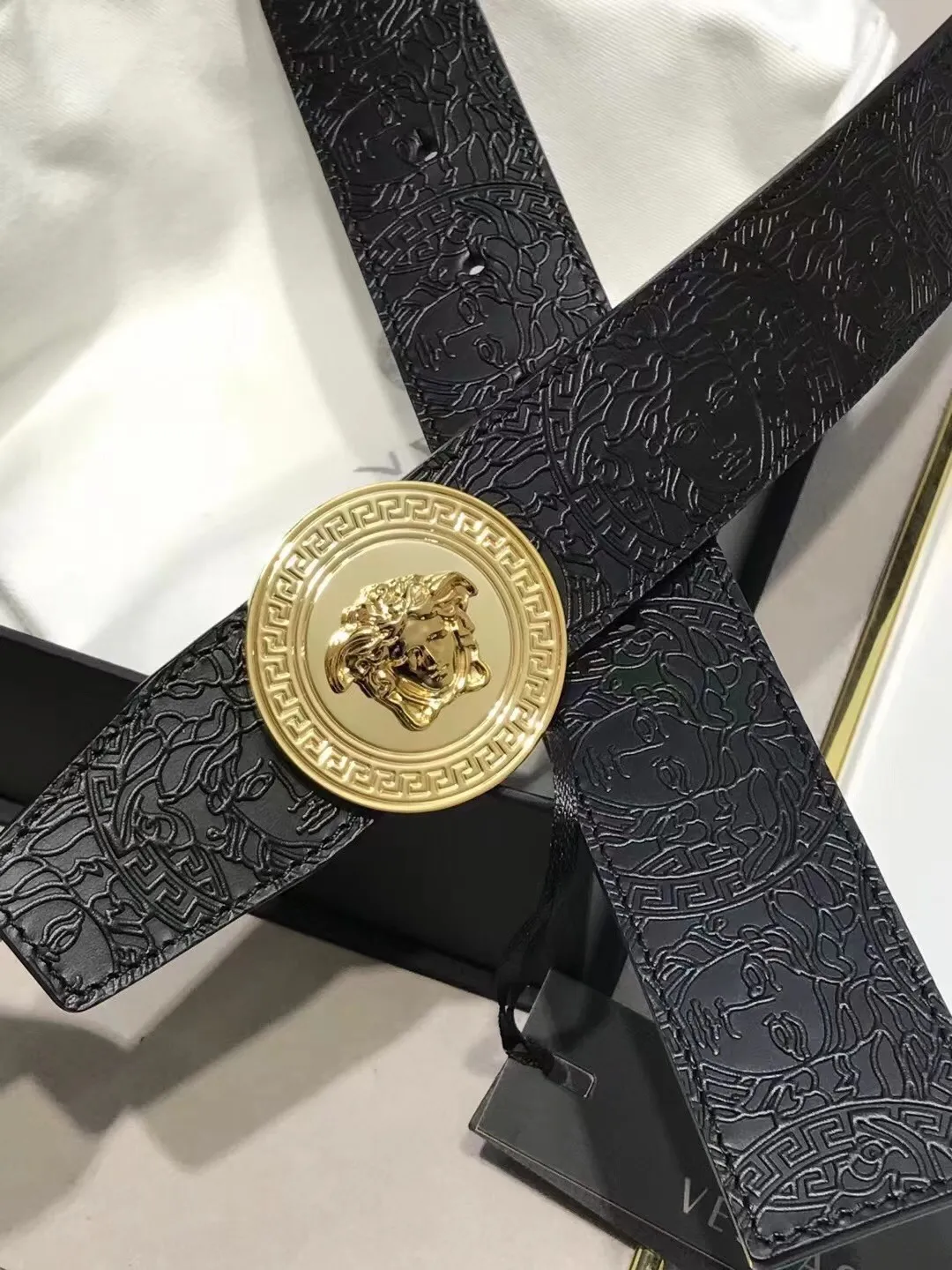 💰480💰Full set of packaging💰 💍Purchasing-grade Versace Same style at the counter, real shot ✈️Official website of the counter, size: width 38MM, original three-dimensional half-face half-color beauty head buckle, rich in design aesthetics, imported original calfskin embossing on both sides, highlighting personality, clear and beautiful, soft leather, comfortable feel, high grade. High-definition real shots📷Quality guaranteed, not market goods‼ ️‼ ️